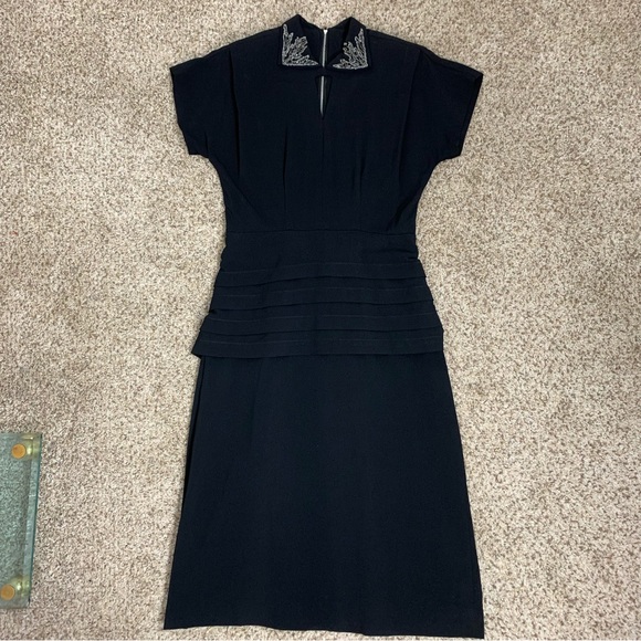Vintage 1940’s beaded collar black dress with peplum - Picture 5 of 14